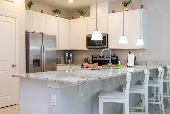 Kylskåp, mikrovågsugn, ugn och spishäll