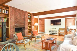 TV, offices - Architectural modern home 5 mins to beach! (Truro)