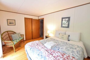 4 bedrooms, iron/ironing board, WiFi, bed sheets - Architectural modern home 5 mins to beach! (Truro)