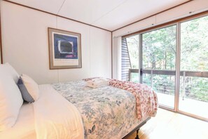 4 bedrooms, iron/ironing board, WiFi, bed sheets - Architectural modern home 5 mins to beach! (Truro)