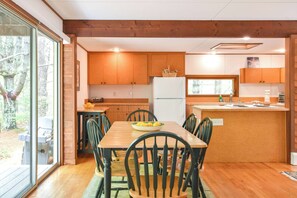 Fridge, microwave, oven, stovetop - Architectural modern home 5 mins to beach! (Truro)