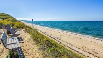 Una spiaggia nelle vicinanze