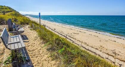 Architectural modern home 5 mins to beach!