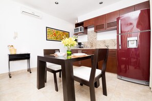 Refrigerador, microondas, parrilla de estufa y cafetera y tetera