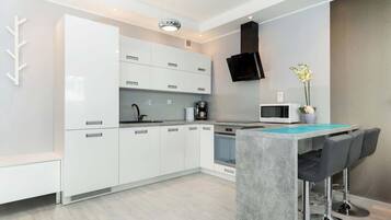 Køleskab, mikrobølgeovn, ovn, kogeplade