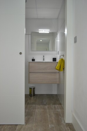 Dusche, Haartrockner, Handtücher