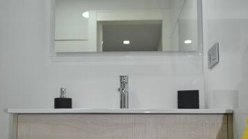 Douche, sèche-cheveux, serviettes fournies