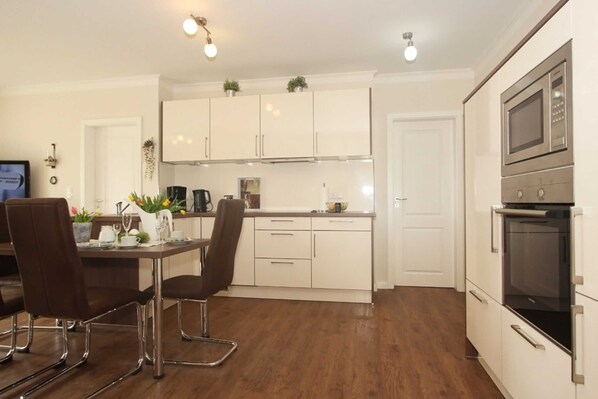 Køleskab, mikrobølgeovn, opvaskemaskine, kaffe-/temaskine