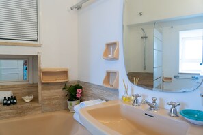 Hair dryer, towels, soap, shampoo - Apartment terrace and sea view in the center (Capri)
