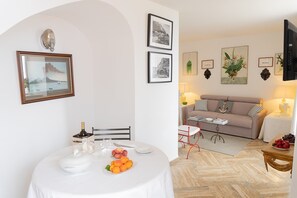 TV - Apartment terrace and sea view in the center (Capri)
