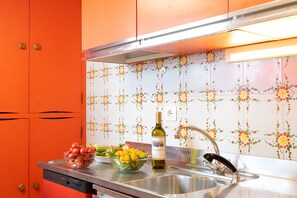 Fridge, microwave, oven, stovetop - Apartment terrace and sea view in the center (Capri)