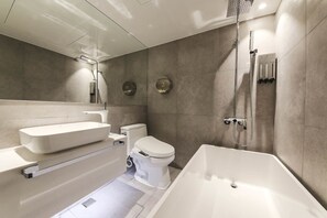 Habitación Deluxe | Baño | Ducha y bañera combinadas y bañera profunda