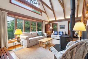 Una televisión, una oficina