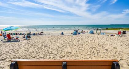 Private Beach and Roof Top Deck!