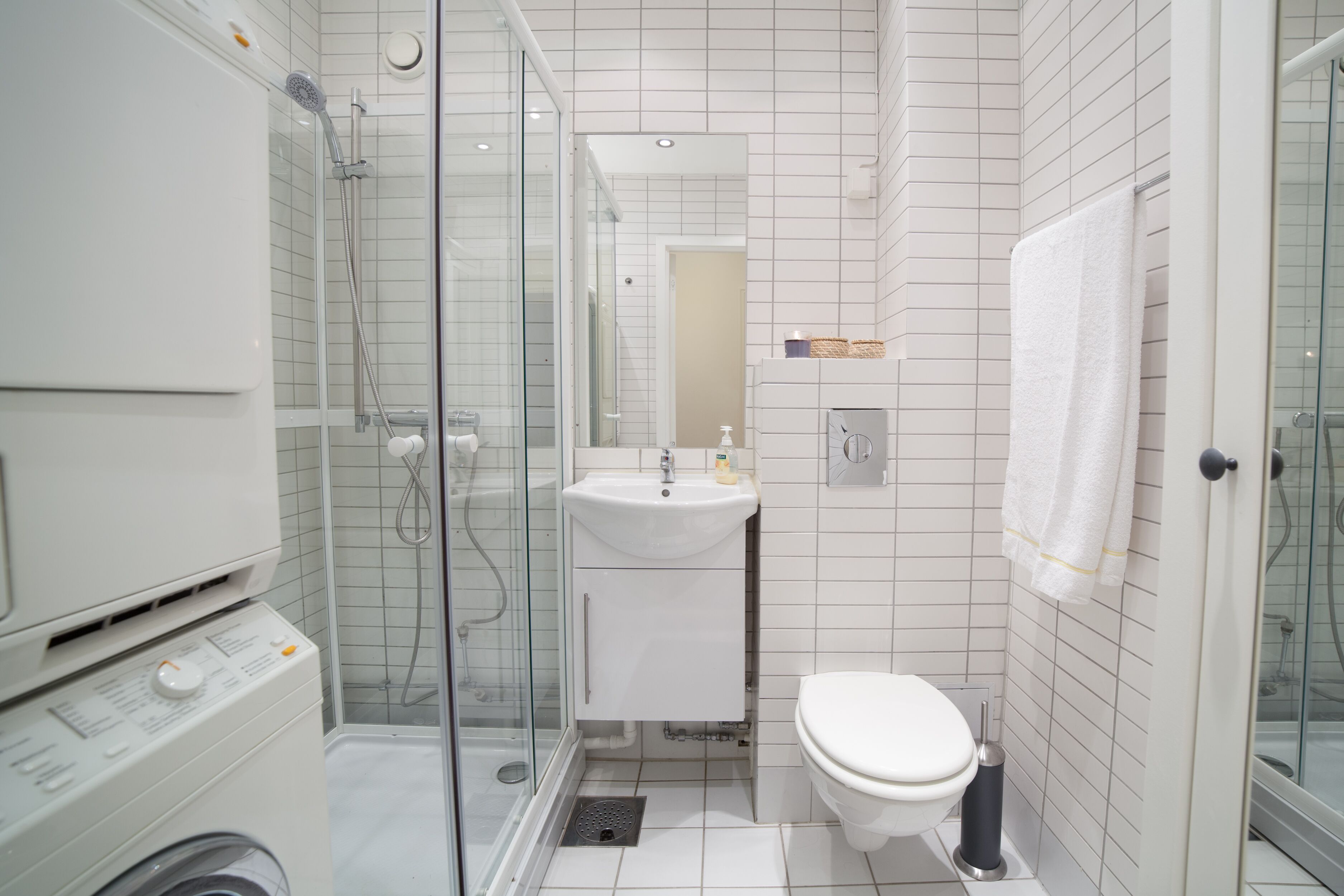 Jetted tub, hair dryer, towels