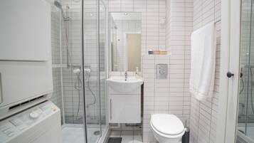 Jetted tub, hair dryer, towels