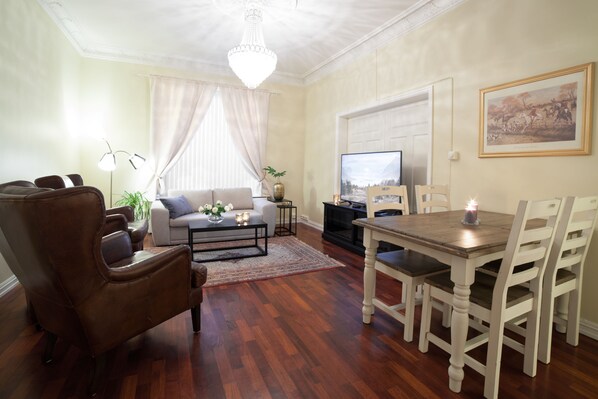 Smart TV, chimenea, monitor de computadora y impresora 