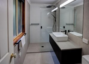 Dusche, Handtücher, Toilettenpapier