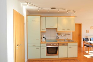 Køleskab, mikrobølgeovn, opvaskemaskine, kaffe-/temaskine