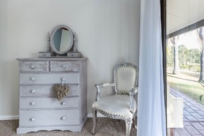 Interior - The Homestead @ Hunter Gleann- Relax and Unwined In Rustic Luxury. (Pokolbin)