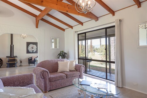The Homestead @ Hunter Gleann- Relax and Unwined In Rustic Luxury.