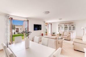 TV, offices - Villa Mimosa: Rustic Elegance, Panoramic Views & Pool (Massa Lubrense)