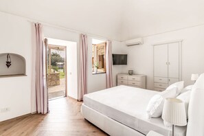 5 bedrooms, iron/ironing board, travel cot, WiFi