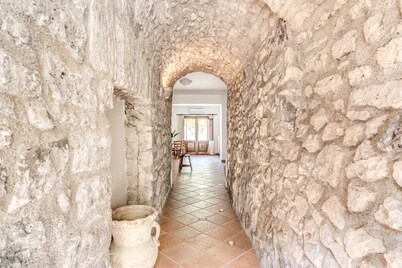 Villa Mimosa: Rustic Elegance, Panoramic Views & Pool