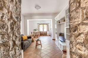 TV, offices - Villa Mimosa: Rustic Elegance, Panoramic Views & Pool (Massa Lubrense)