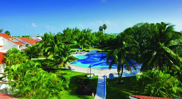 Una piscina al aire libre
