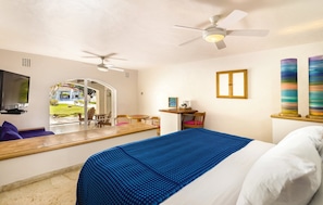 Tabla de planchar con plancha, wifi y ropa de cama