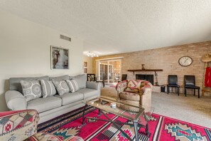 TV - Beautiful condo with WiFi, pool, & balcony - walk to downtown (Scottsdale)