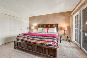 2 bedrooms, iron/ironing board, Internet, bed sheets - Beautiful condo with WiFi, pool, & balcony - walk to downtown (Scottsdale)