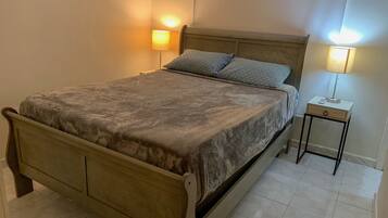 1 habitación, caja de seguridad en la habitación y escritorio