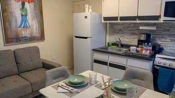 Refrigerador, microondas, horno y parrilla de estufa