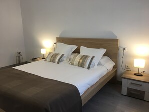 3 slaapkamers, een strijkplank/strijkijzer, gratis wifi, beddengoed