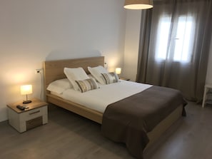 3 slaapkamers, een strijkplank/strijkijzer, gratis wifi, beddengoed