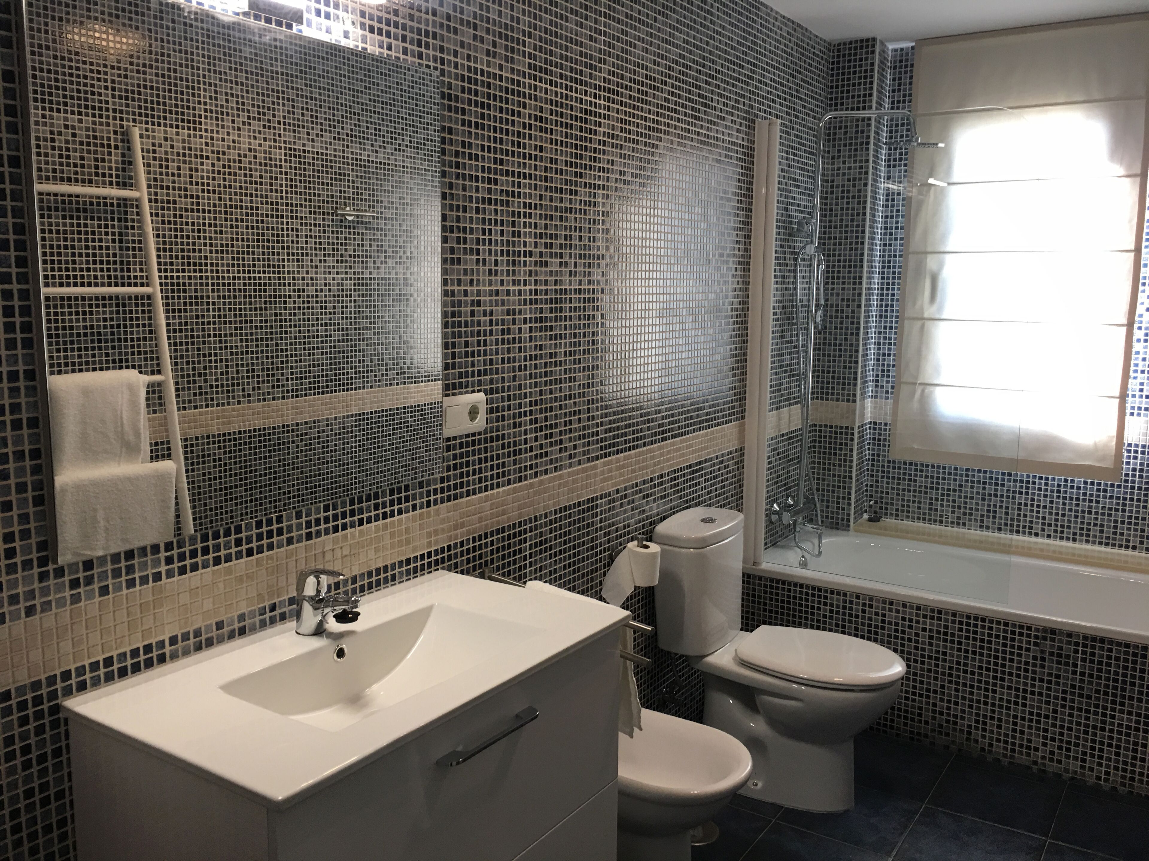 Douche, sèche-cheveux, bidet, serviettes fournies