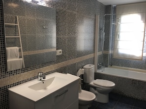 Shower, hair dryer, bidet, towels - 3 bedroom apartment in the center of Ronda. Free parking and wifi (Ronda)