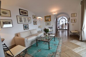 TV - Apartment terrace and sea view in the center (Capri)