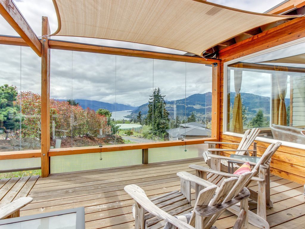 Gorgeous home with private hot tub, Columbia River Gorge views & deck