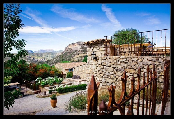 Property grounds - Treehouse 2 people - spa & pool - exceptional view (Montréal-les-Sources)