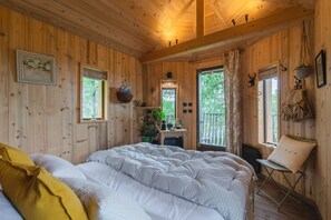 1 bedroom, bed sheets - Treehouse 2 people - spa & pool - exceptional view (Montréal-les-Sources)