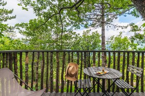 Outdoor dining - Treehouse 2 people - spa & pool - exceptional view (Montréal-les-Sources)