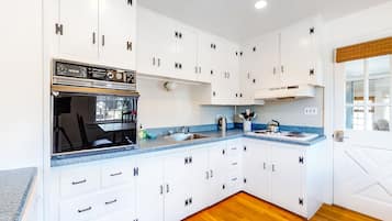 Kylskåp, mikrovågsugn, ugn och spishäll