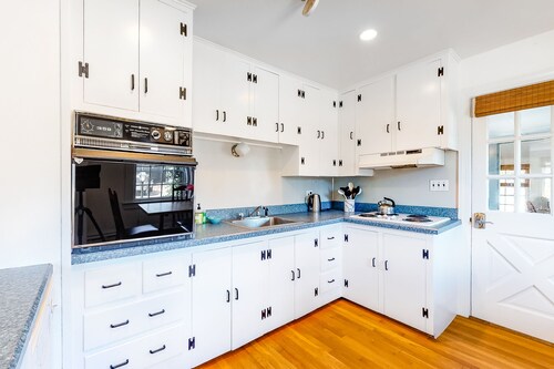 Charming island cottage near town & beaches