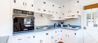 Charming island cottage near town & beaches