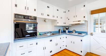 Charming island cottage near town & beaches