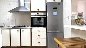 Een koelkast, een microgolfoven, een oven, een vaatwasser