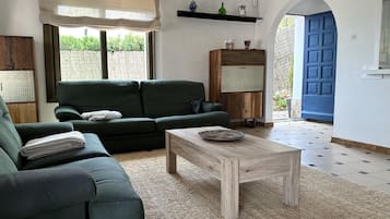 Televisie, een open haard en een dvd-speler